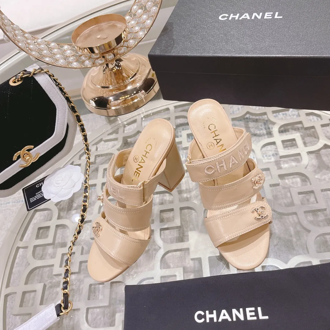 👟👟Ex-factory price 540👟👟 🌹🌹🌹2025 latest CHANEL Chanel early spring catwalk new model 🌸️Purchased the original version in Hong Kong and opened the mold exclusively. Top quality % genuine last developed with smooth lines. The shoe shape is perfect and can be safely entered and exited from the counter! Official website 1:1 production. 🇮🇹🇮🇹🇮🇹 Material: Mixed sheepskin imported from Italy & private molded double C buckle and letters are delicate, smooth, shiny and feel great! 💅The fabric and the feet are made of the same material, which is great on the feet! ! ! Color: black/apricot Code number: 34-40 (custom-made sizes 41 and 42 are non-refundable)